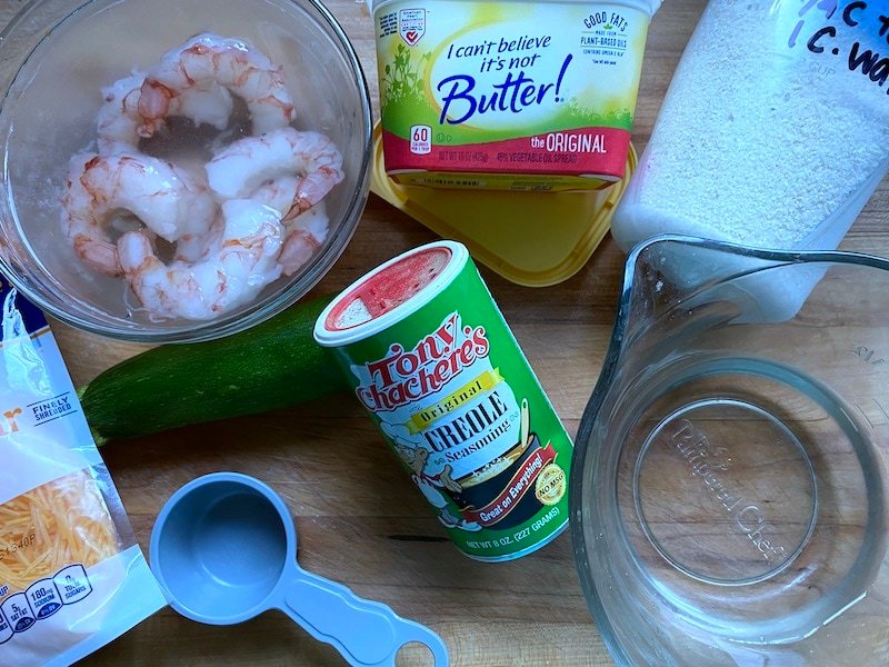 this shows all the ingredients needed to make shrimp and grits