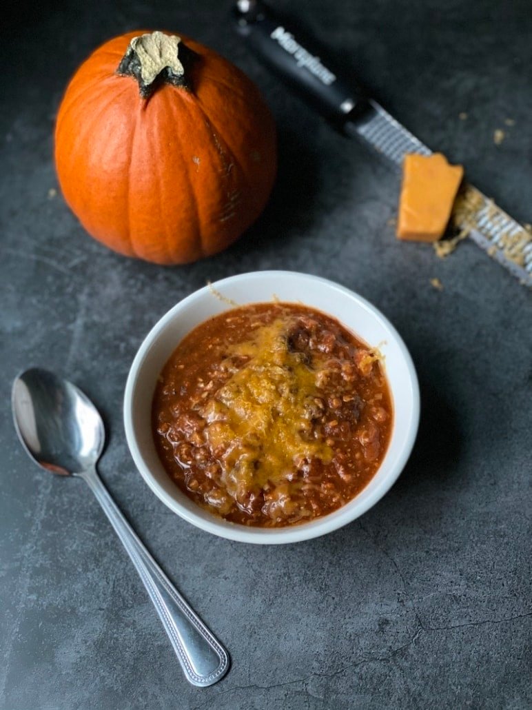 This is a bowl of pumpkin chicken chili