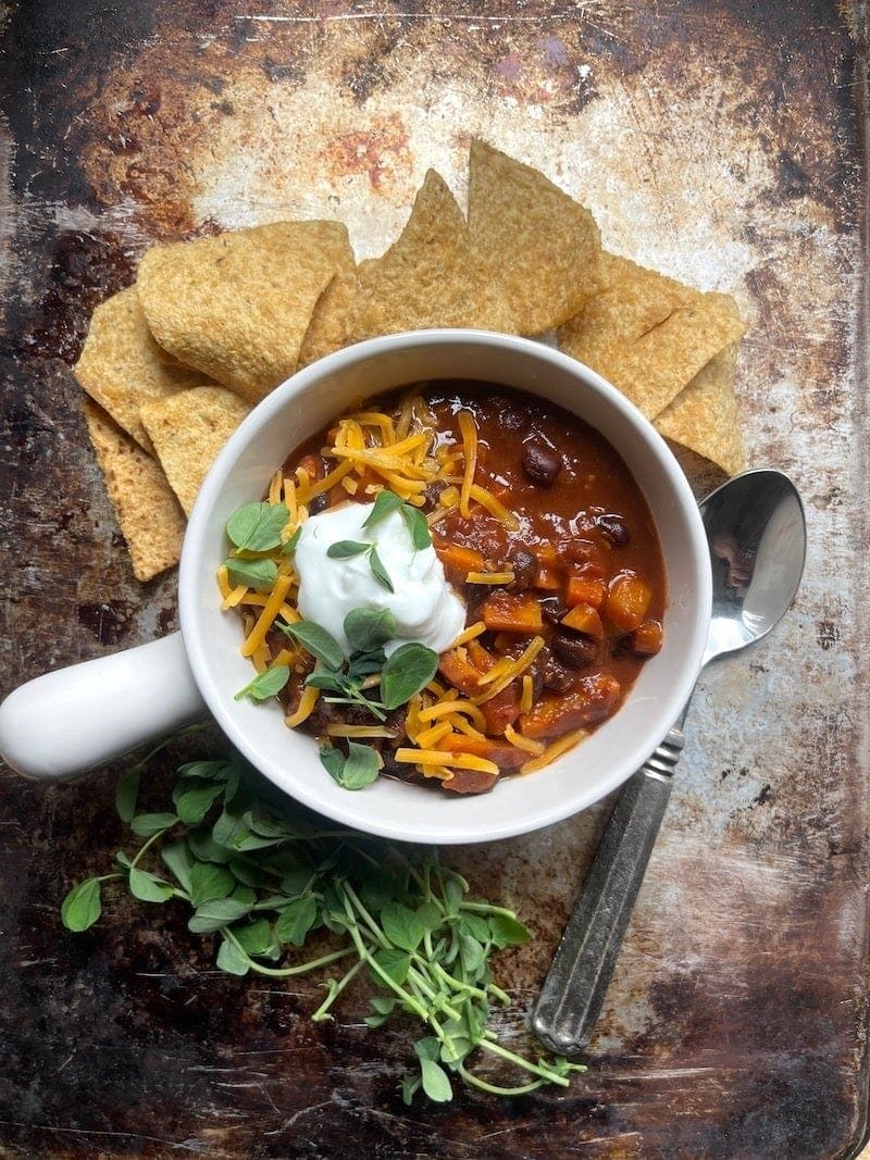 https://mybizzykitchen.com/wp-content/uploads/2022/11/chili-with-pea-shoots.jpeg