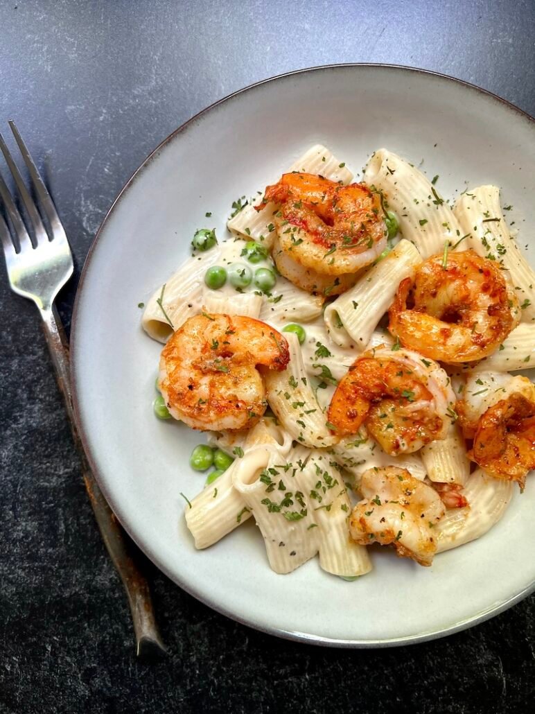 this is a bowl of creamy shrimp pasta that's 8 Weight watchers points