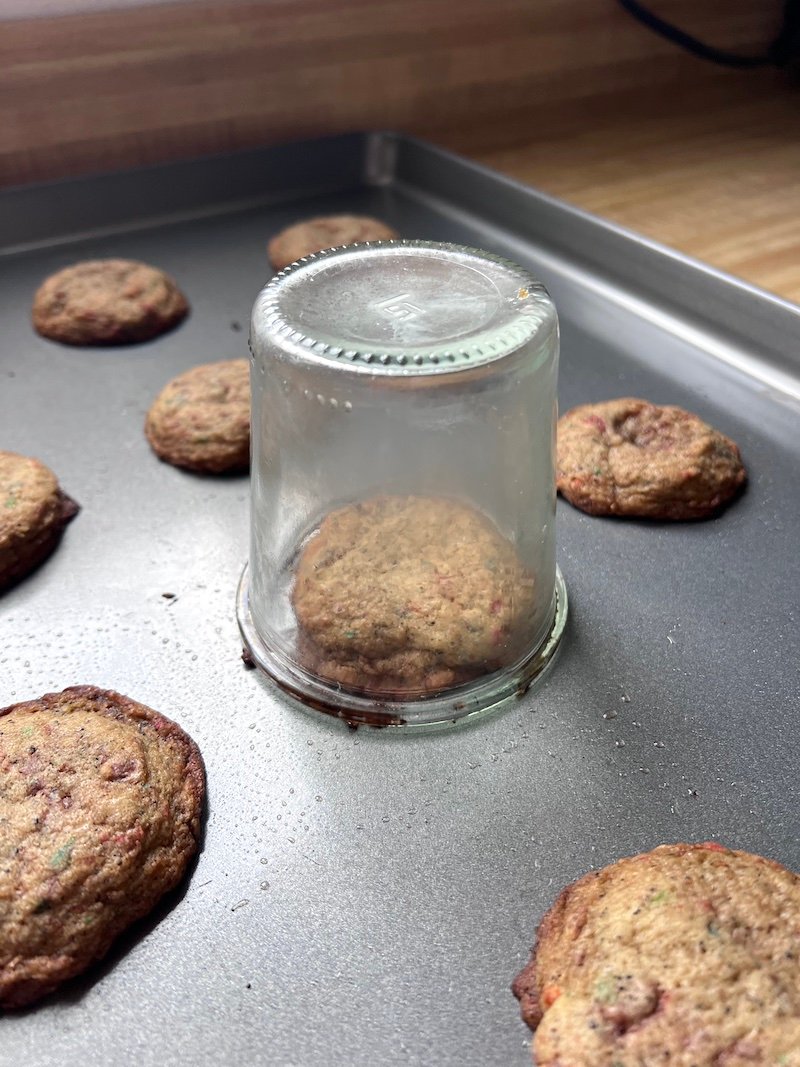 this is a trick to get perfectly round cookies 